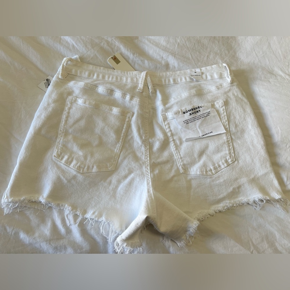 Good American Bombshell Short | White Frayed Hem | Size 16 NWT - Picture 4 of 9